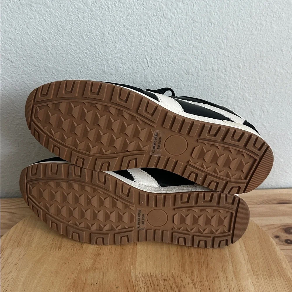DV8 Jarry Womens Sneakers 9.5